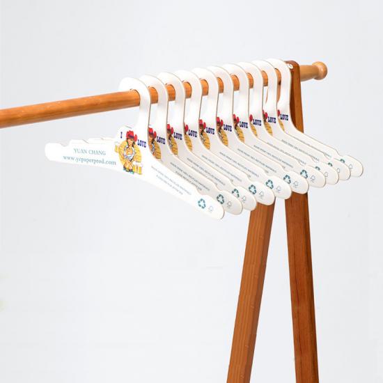 Percha de cartón con impresión personalizada