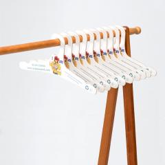 Percha de cartón con impresión personalizada